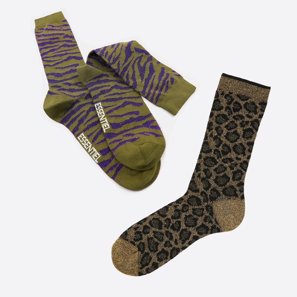 Socken von ANT45, braun und Schwarz, sowie von Essentiel Antwerp in Oliv und Violett mit Zebramuster