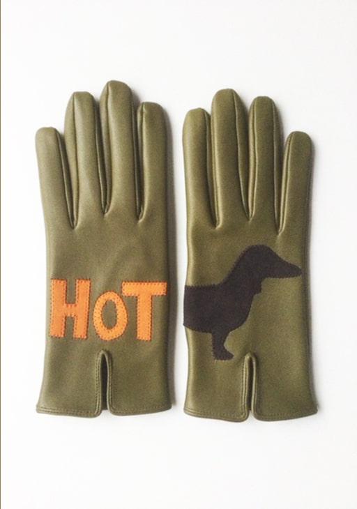 Olivfarbene Kalbslederhandschuhe namens Hot Dog von Meier-Bruecher. Schwarzer Hund appliziert, sowie das Wort HOT in Orange.