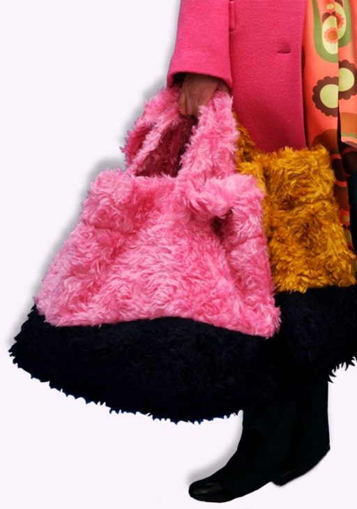 Pinkfarbener großer Shopper von ODEEH aus Kunstfell mit schwarzem Unterboden