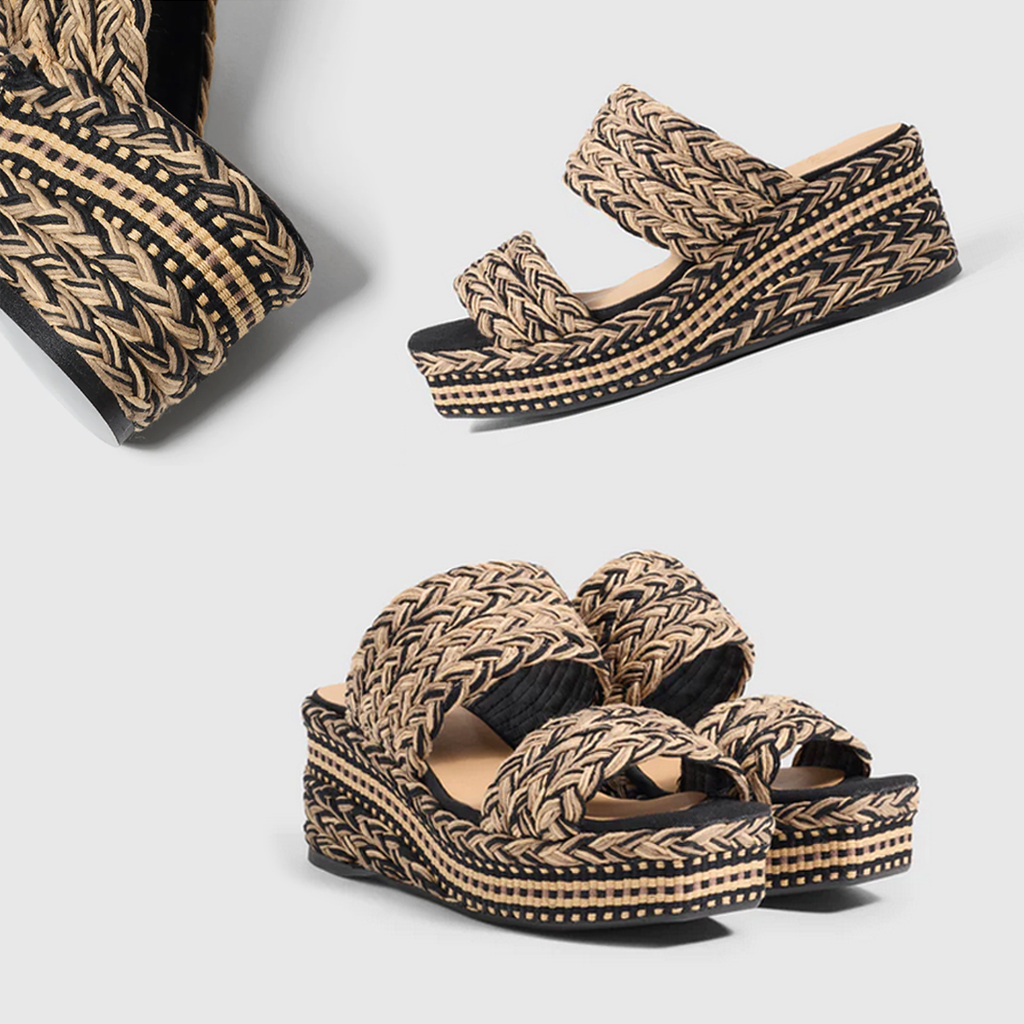 Sandale von Casstaner mit Plateau-und Keilsohle, Flechtwerk aus beiger und schwarzer Baumwolle, Zehen- und Knöchelband.