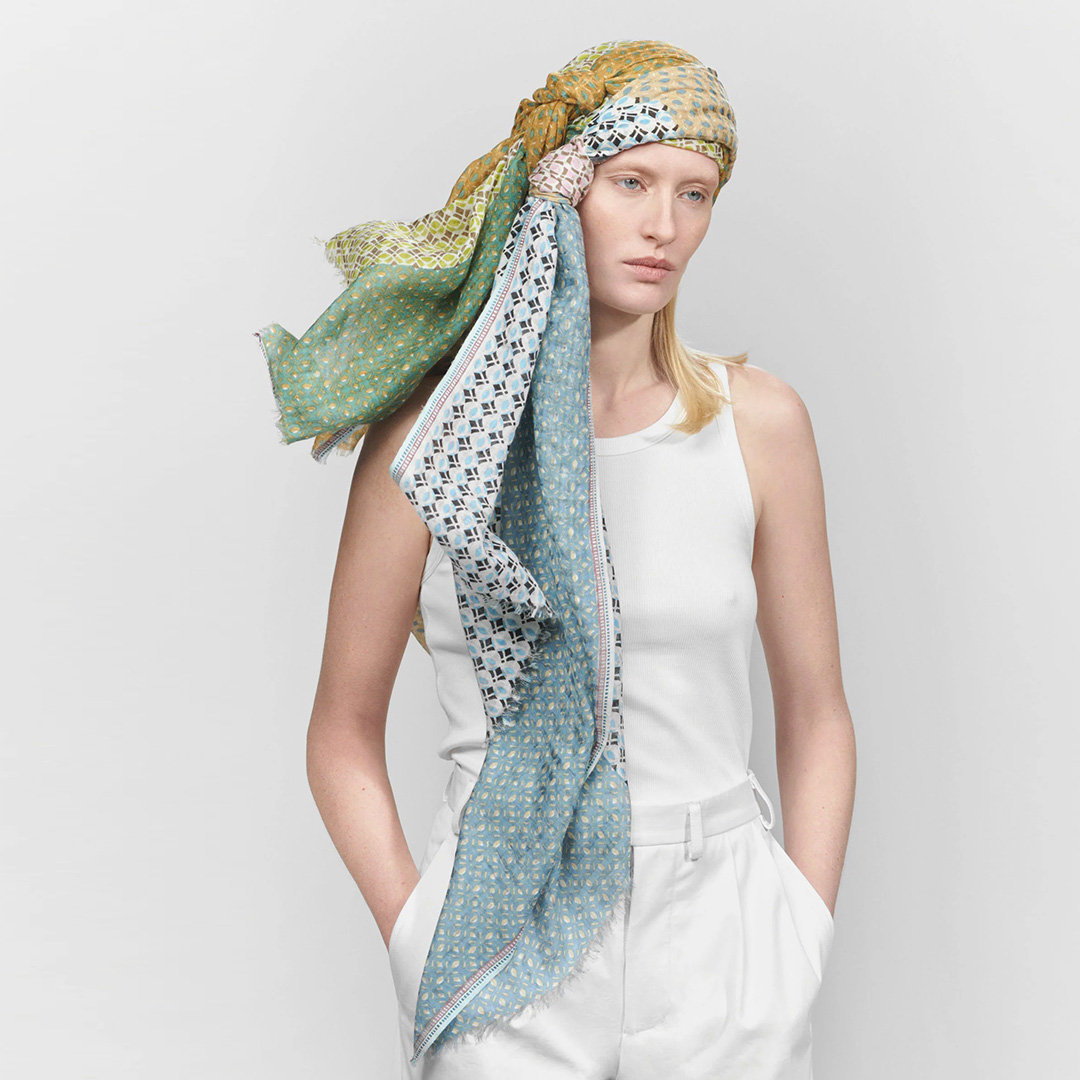 Zwei handgewebte Schals von Epicé aus weicher Seiden-Baumwollmischung, grafisches All-Over-Motiv, Pastellfarben in Blau, Grün, Senffarben. Jacquard-Bordüre