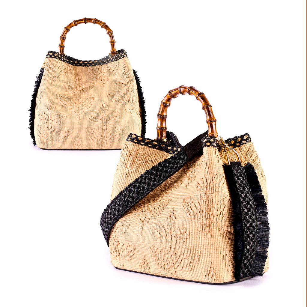 Kleine Handtasche von Mia Mail Bag aus beigem Raphia mit Jaquardgewebe in Blütenstickmuster, Henkel aus Bambus, schwarzer Schultergurt