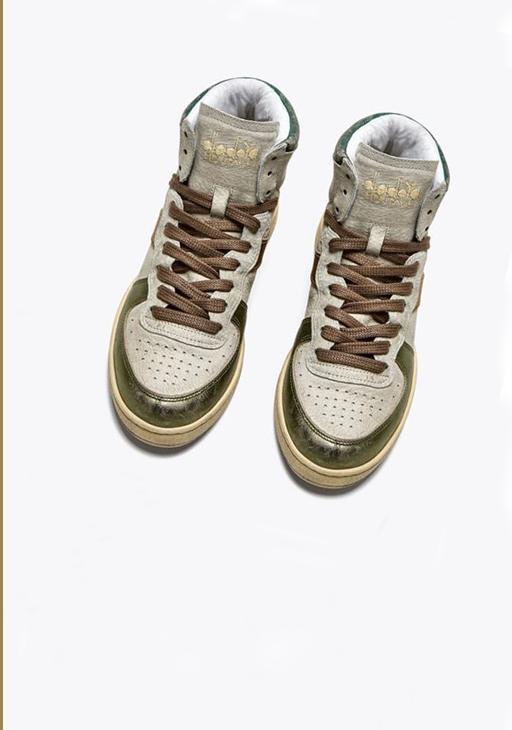 Beiger, knöchelhoher Sneaker von Diadora mit Lederapplikation in khaki mit kupferbraunen Schuhbändern