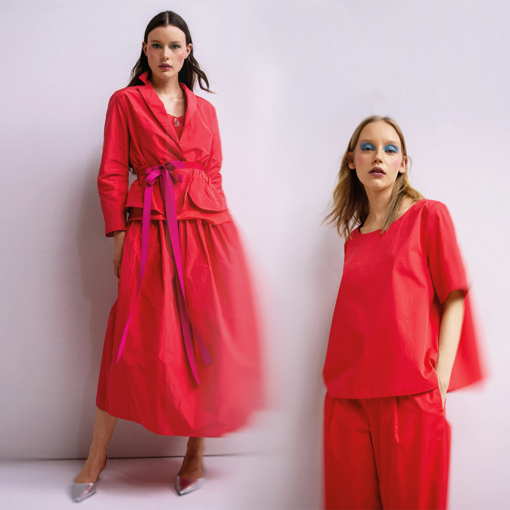 Rotes, tailliertes und weites Kleid aus Popeline von Susanne BOmmer mit Stoffjacke in Rot und pinkfarbenem Stoffgürtel. Rotes Ensemble aus Hose und ausgestelltem, kurzen Oberteil